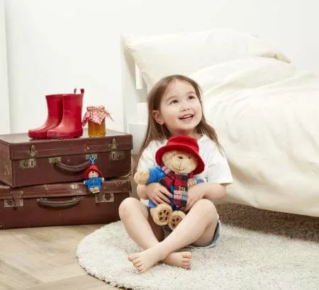 Michael Bond 60. évfordulós Large Cuddly Paddington sállal 25 cm